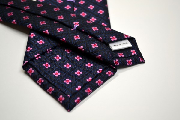 織柄の紺地にピンクの小花の小紋柄ネクタイ【 ネクタイKMN-W13005】