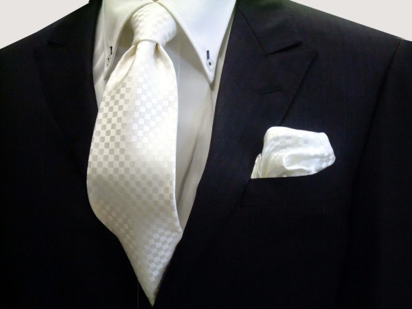 ネクタイ・ポケットチーフセット【白（ホワイト）（少し黄身かかっています）結婚式用市松模様ネクタイ】