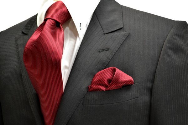 ネクタイ・ポケットチーフセット【濃い赤（少しワインぽい赤）ソリッド（無地）ネクタイ＆チーフセット】
